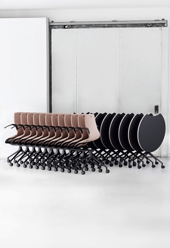 HOWE AS100 stoelen en AS400 tafels ingeklapt