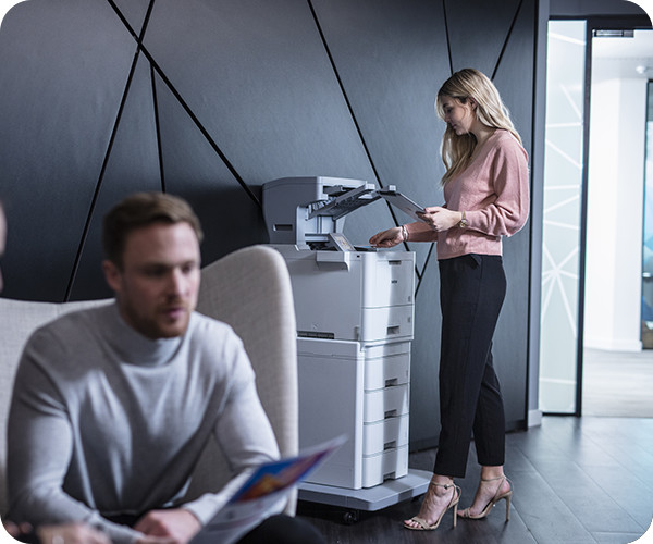 Brother MPS printer met vrouw die papier uit de printer pakt