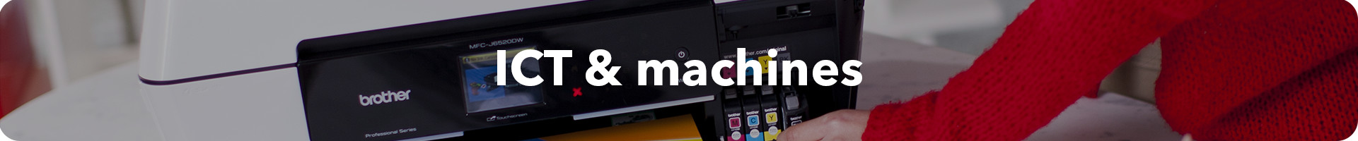 Diverse kantoormachines zoals een printer, papiervernietiger en computer in een kantooromgeving