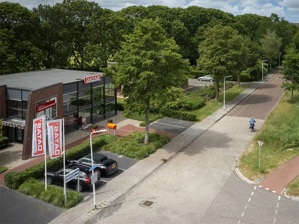 Datas Sneek parkeerplaats en buitenkant