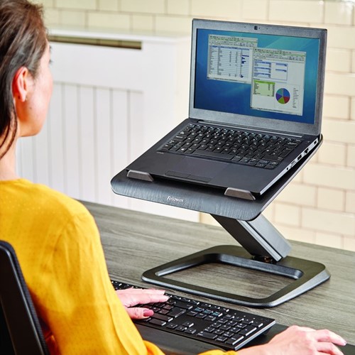 Fellows Hana Laptopstandaard 8064301 vanaf de schouder bij een werkend iemand