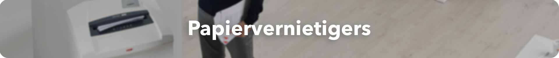 Papiervernietigers naast elkaar opgesteld in een kantooromgeving.