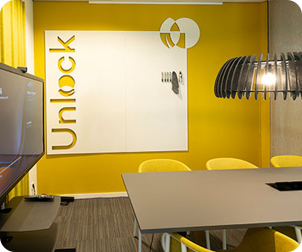 Whiteboard met logo uitsnede
