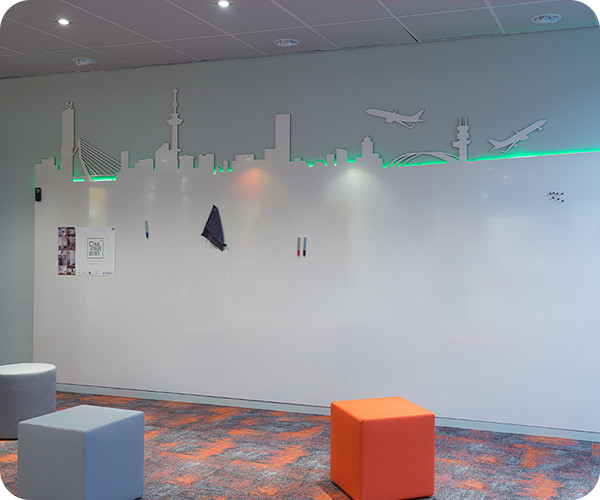 Vliegtuigen en de skyline van Rotterdam op een whiteboard