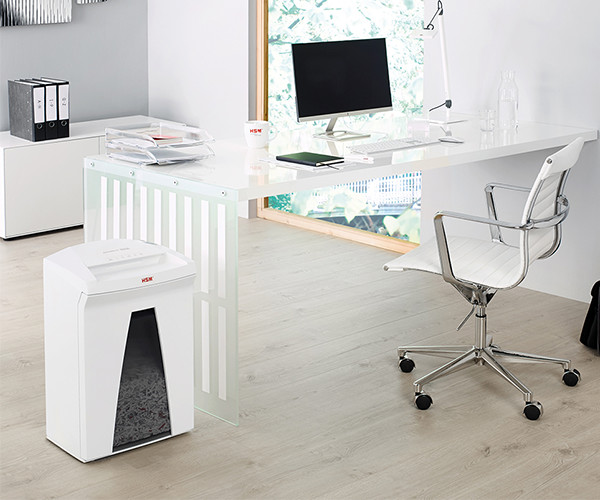 Papiervernietiger-naast-bureau
