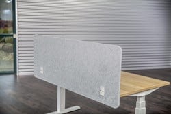 Akoestisch voorzet scherm (PETpanel) met bladklem - 160x59cm - Afgeronde hoeken
